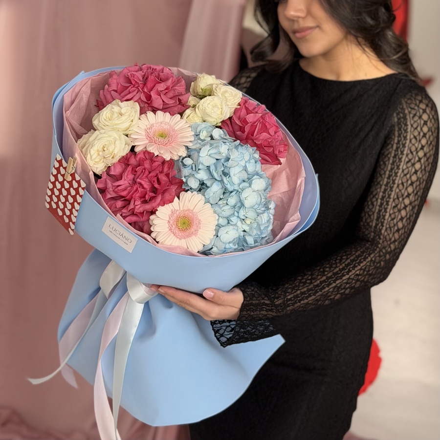 Авторский букет с розами Country Blues и гермини