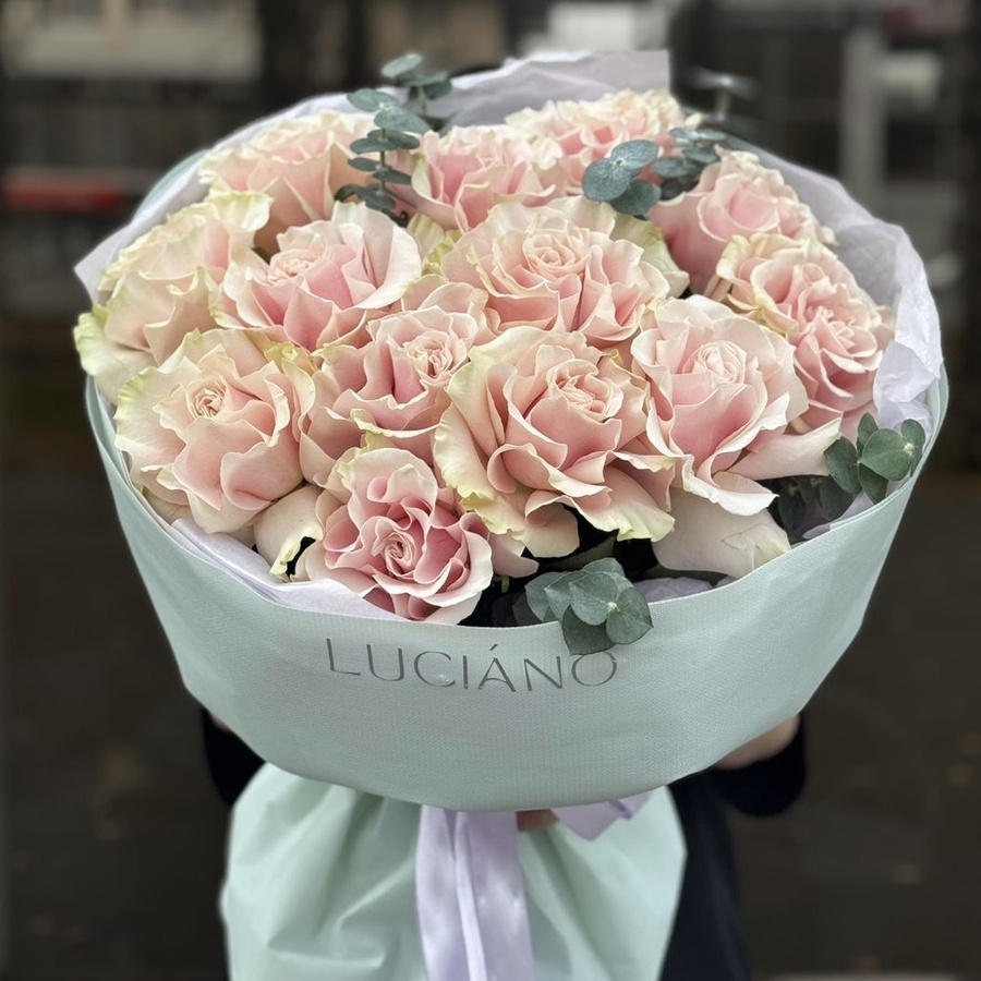 Моно букет из нежных французских роз и эвкалипта