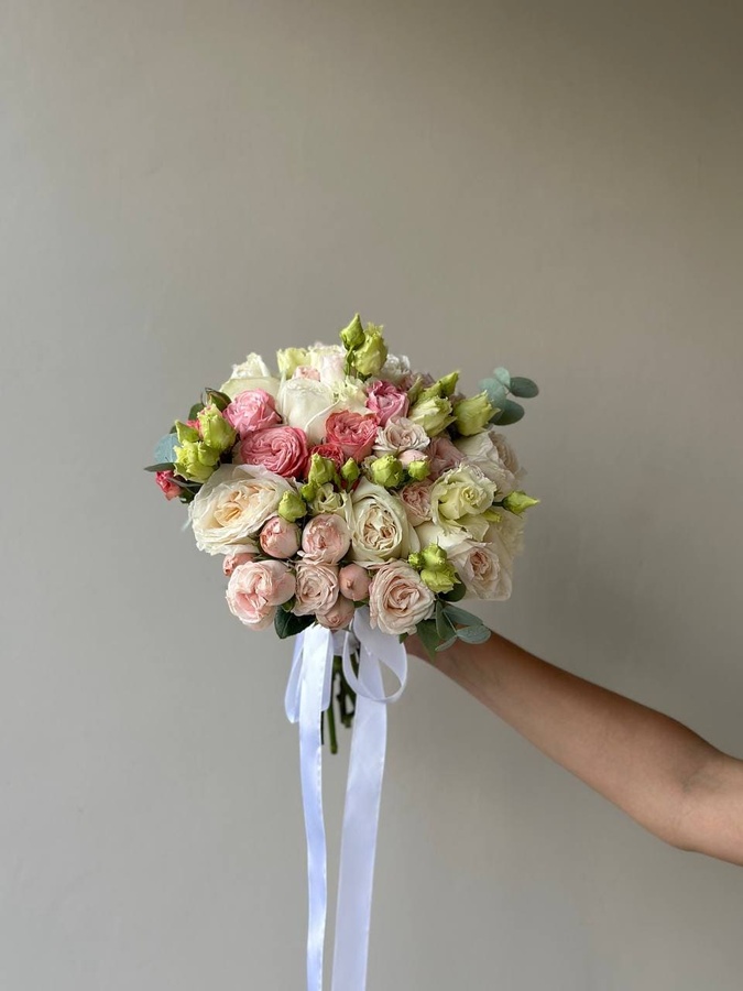 Фреш букет с эустомой и пионовидными розами