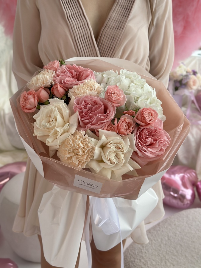 Авторский букет с пионовидными розами