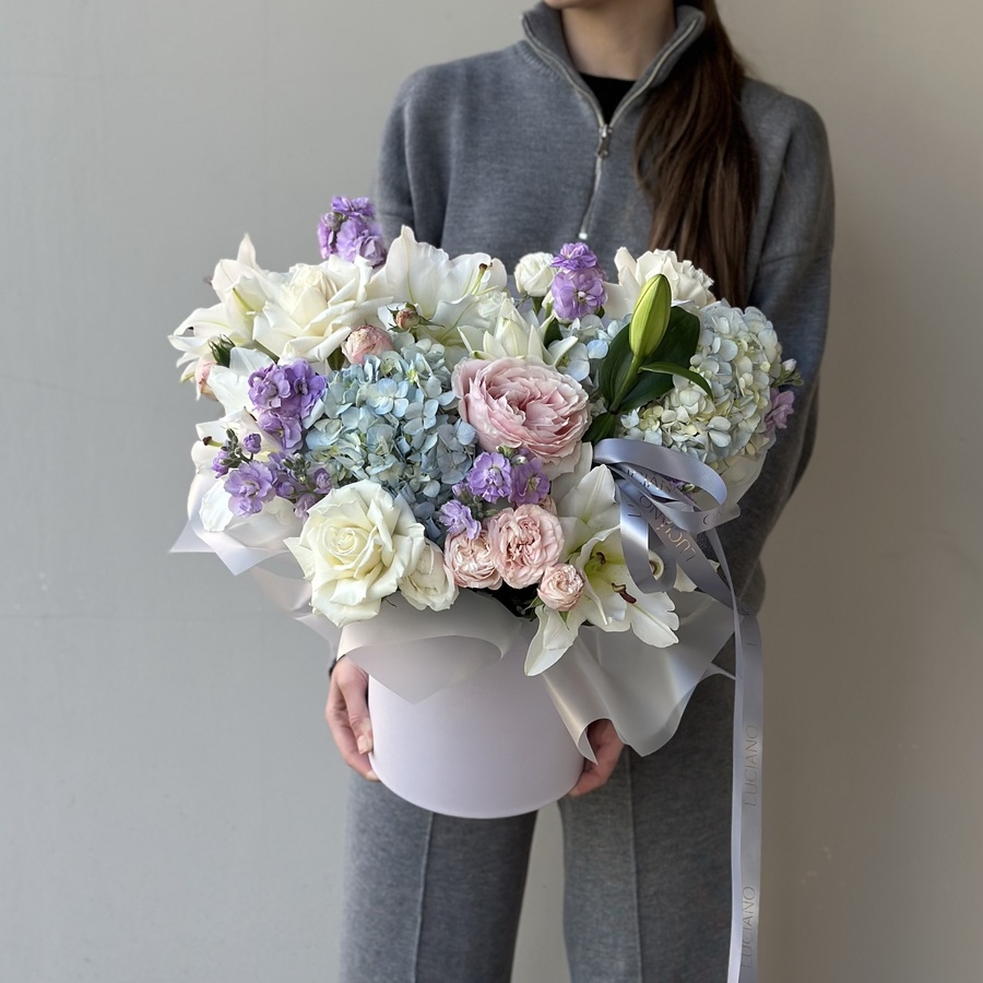 Авторская композиция с лилиями и гортензиями