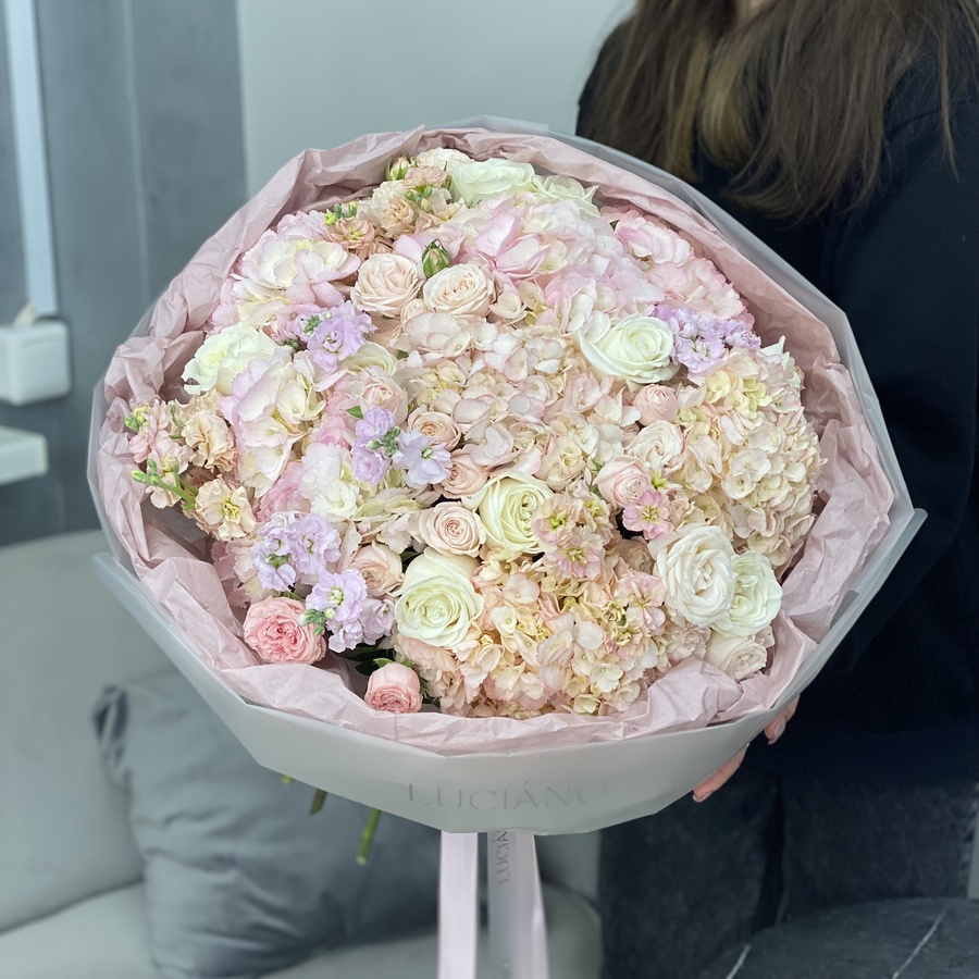 Авторский букет из маттиолы, роз и гортензии