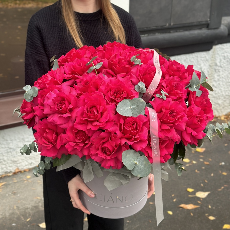 Композиция из французских роз Gotcha-41 шт и эвкалипта