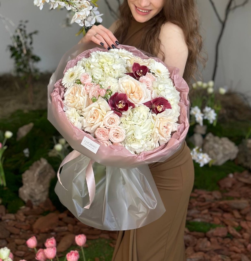 Авторский букет с орхидеями и гортензиями