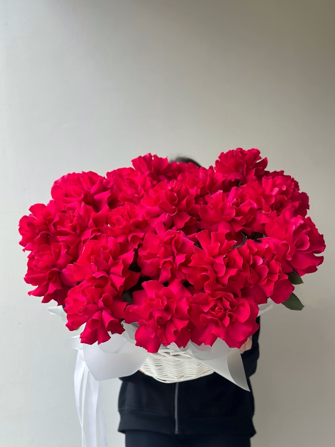 Корзина с французскими розами Gotcha - 25 шт