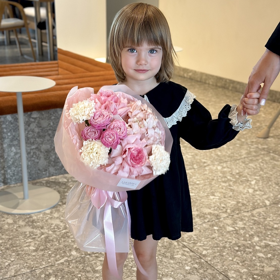 Авторский букет c гортензией и диантусами