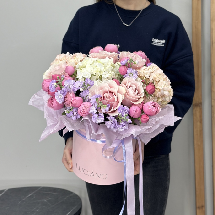 Авторская композиция с ароматной маттиолой, кустовыми розами и колумбийскими гортензиями