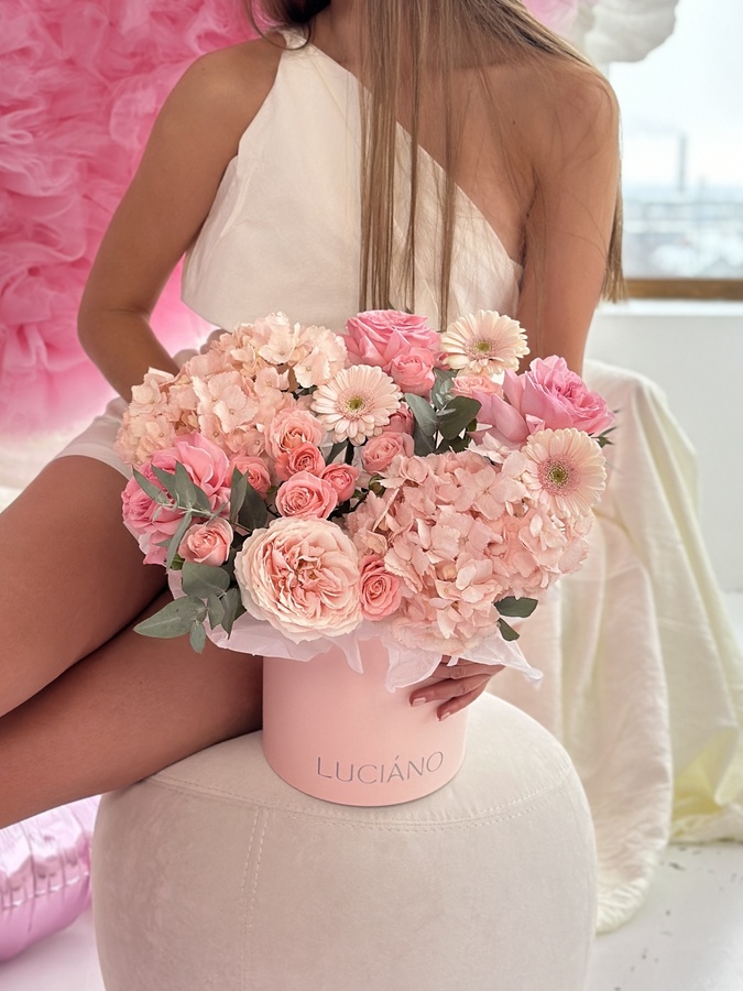 Авторская композиция в розовой цветовой с кустовыми розами