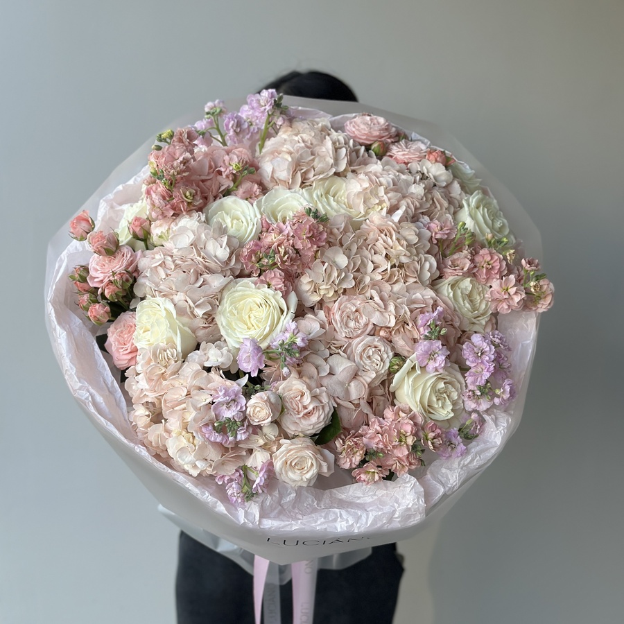 Авторский букет с ароматной маттиолой и гортензией