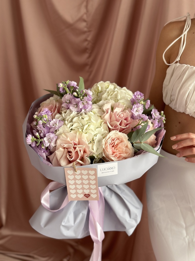 Авторский букет с премиальными сортами роз и эвкалиптом