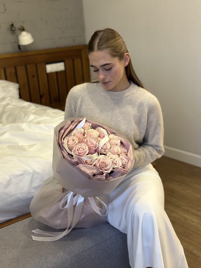 Моно букет из роз Pink Mondial - 15 шт