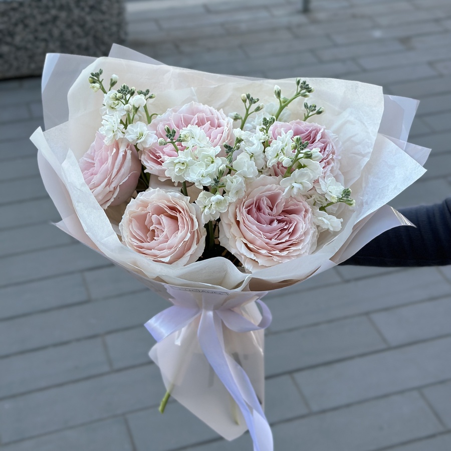 Дуо букет из пионовидных роз Tsumugi и маттиолы