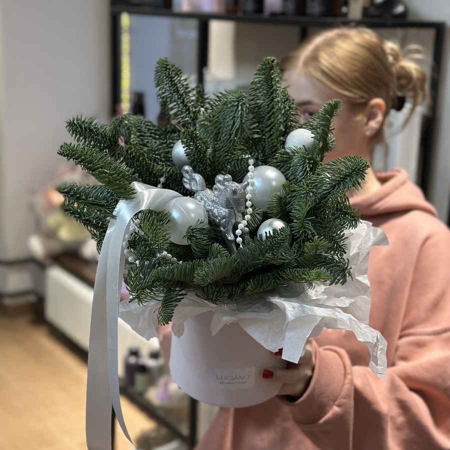 Композиция из нобилиса с серебристым декором