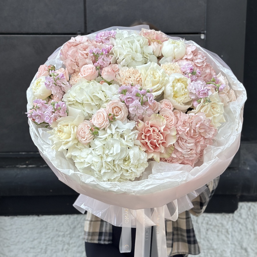 Авторский букет c маттиолой, гортензией и пионовидными розами