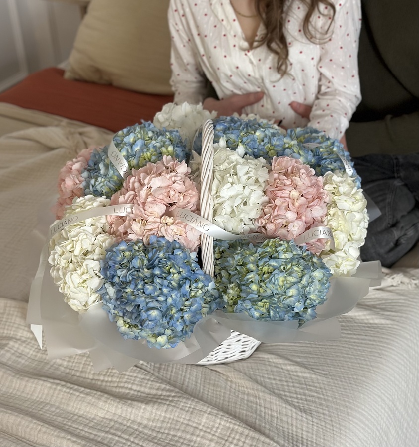 Композиция из гортензий в плетеной корзине