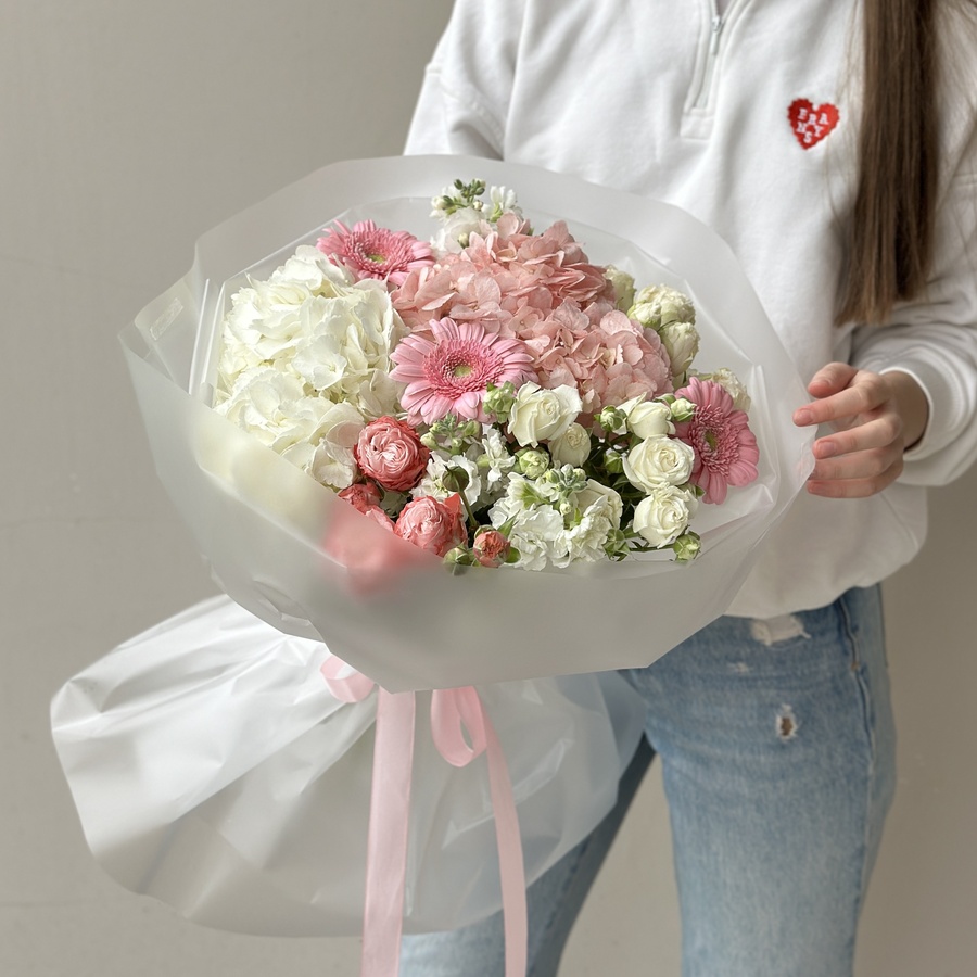 Авторский букет с гермини и кустовыми розами