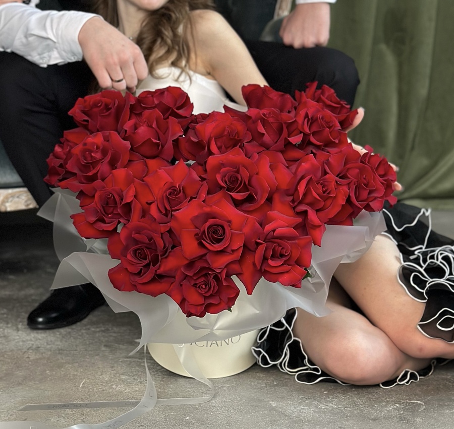 Композиция в шляпном боксе из красных французских роз сорта Explorer