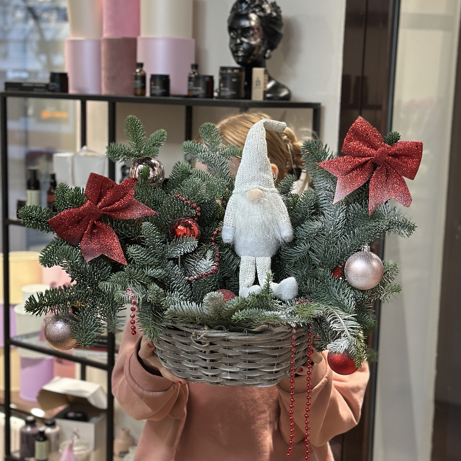 Новогодняя композиция в корзине