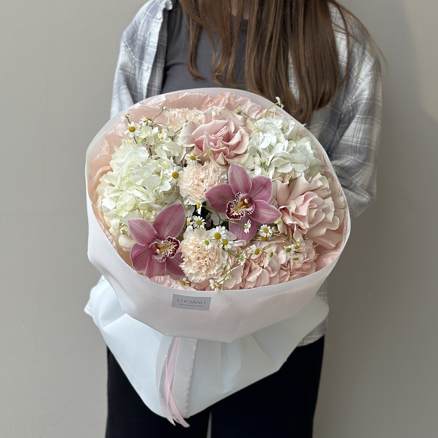 Авторский букет с орхидеями и танацетумом