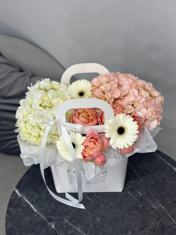 Авторская композиция с пионовидными розами, гермини и гортензией