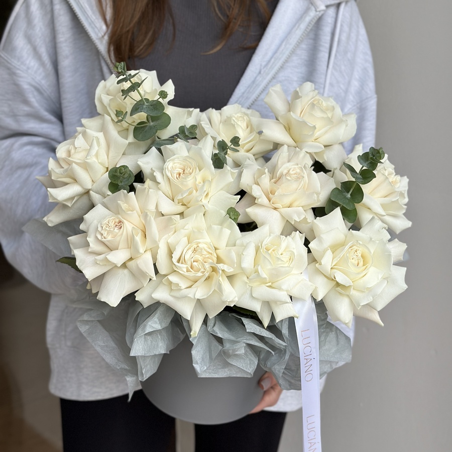 Композиция из французских роз Playa Blanca и эвкалипта