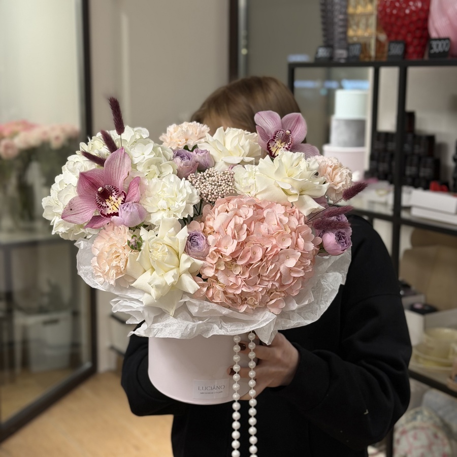 Композиция с диантусами и орхидеями