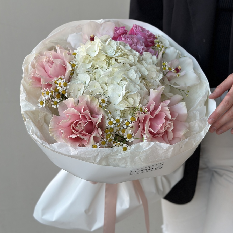 Авторский букет с гортензией, розами Pink Mondial и танацетумом