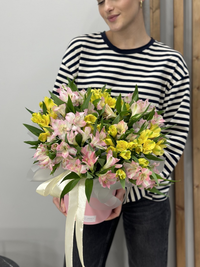 Моно композиция в боксе из альстромерий