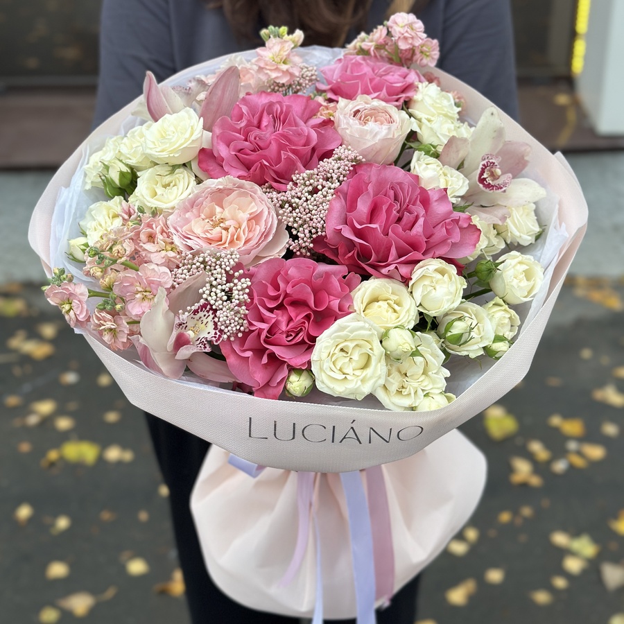 Авторский букет с пионовидными розами