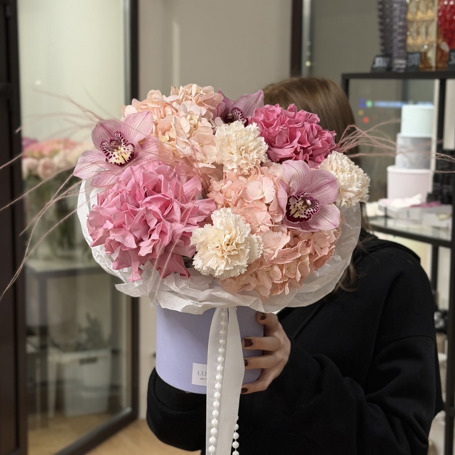 Авторская композиция с пионовидными розами