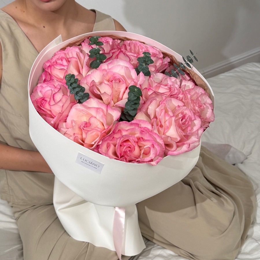 Моно-букет из французских роз Esperance с эвкалиптом - 11 шт