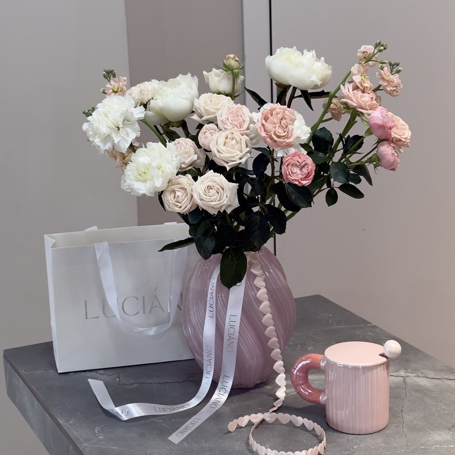 Фреш букет с кустовыми розами и диантусами