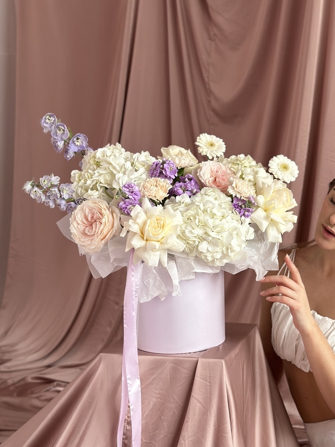 Авторская сборная композиция с дельфиниумом, маттиолой и гортензиями