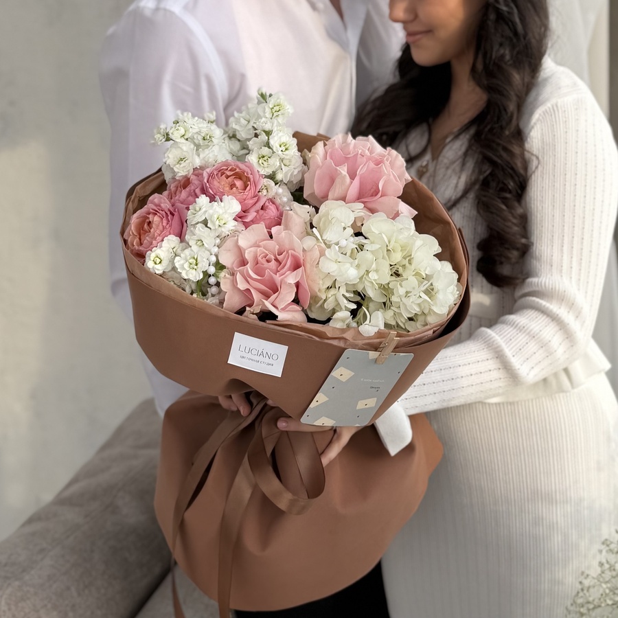 Авторский букет с кустовыми розами Juliet и маттиолой