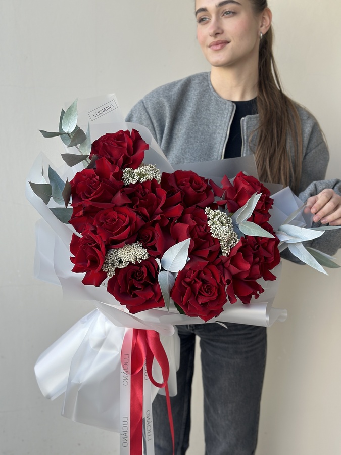 Моно букет из роз Explorer - 13 шт и эвкалипта