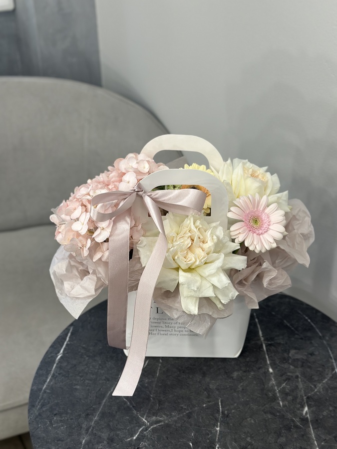 Авторская композиция с гортензией, французскими розами и гермини