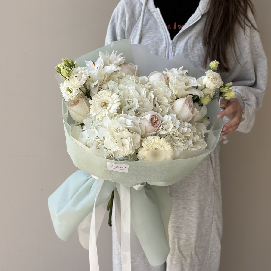 Авторский букет с лилиями и гермини