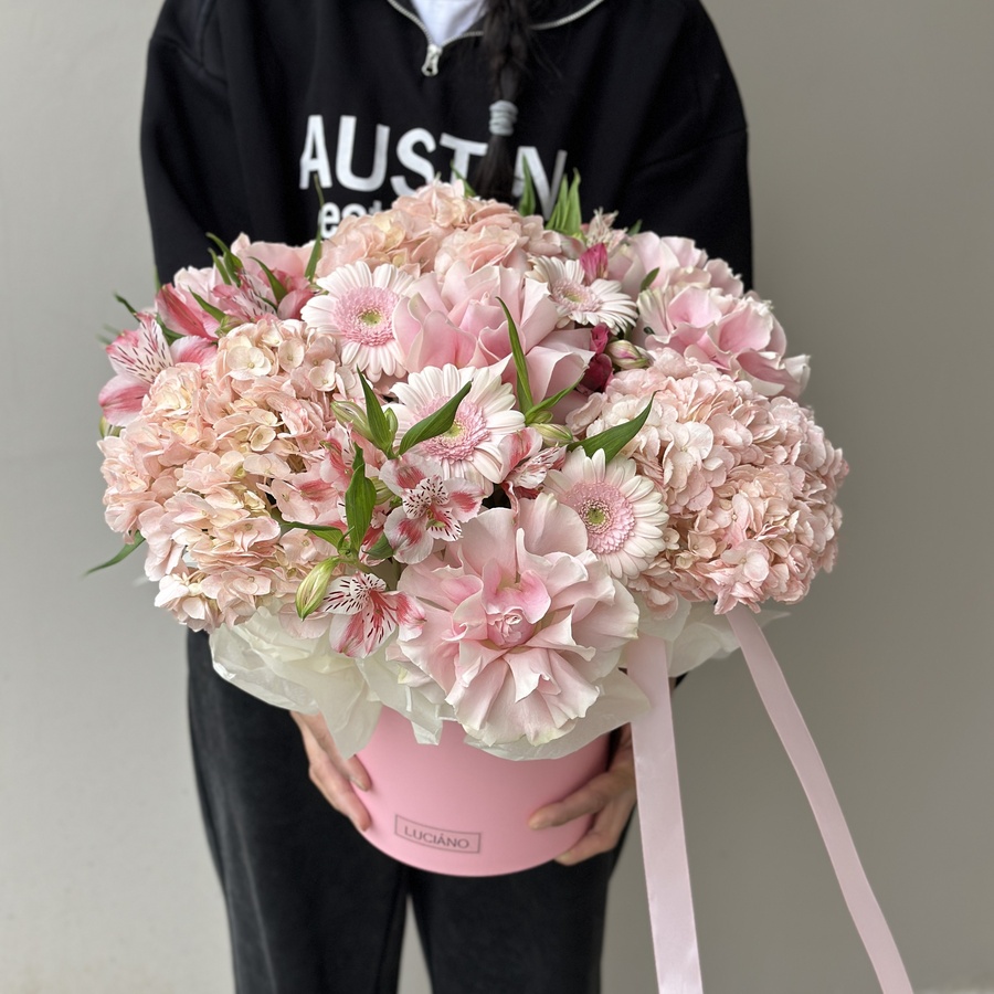 Композиция из гортензий, гермини, альстромерий и французских роз