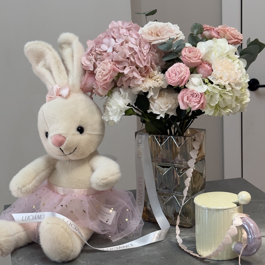 Фреш букет с пионовидными розами и диантусами